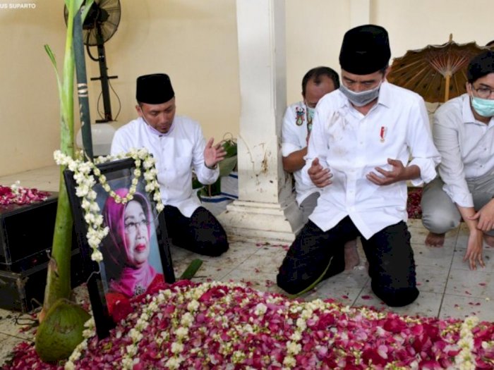 FOTO: Presiden Jokowi Antar Jenazah Ibunda ke Peristirahatan Terakhir | Indozone.id