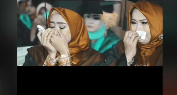 Wisudawan lain ikut menangis melihat momen anak bersama orangtuanya video viral, viral, wisuda