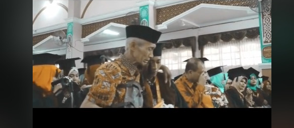 Wisudawan bawa ayahnya yang sedang sakit ke prosesi wisuda wisuda, orangtua, viral, video viral