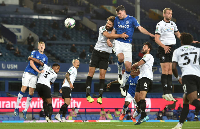 Michael Keane dari Everton mencetak gol pertama mereka (REUTERS/PETER POWELL) Michael Keane dari Everton mencetak gol pertama mereka