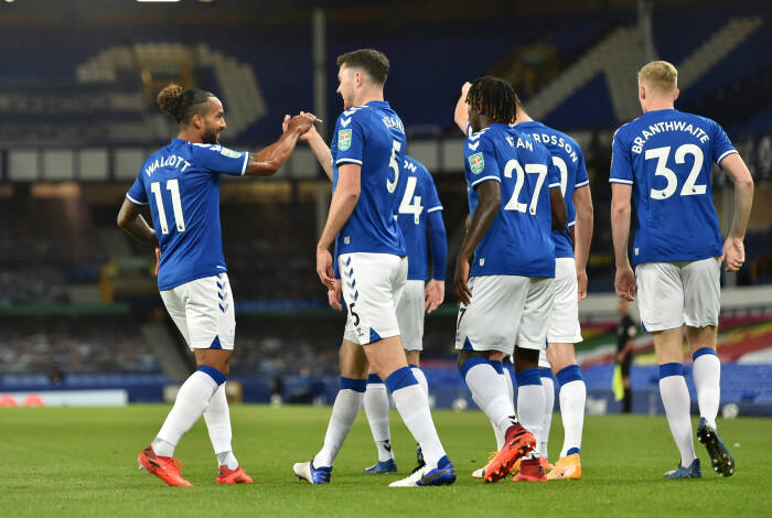 Michael Keane dari Everton merayakan mencetak gol pertama mereka bersama Theo Walcott dan rekan satu timnya (REUTERS/PETER POWELL) Michael Keane dari Everton merayakan mencetak gol pertama mereka bersama Theo Walcott dan rekan satu timnya
