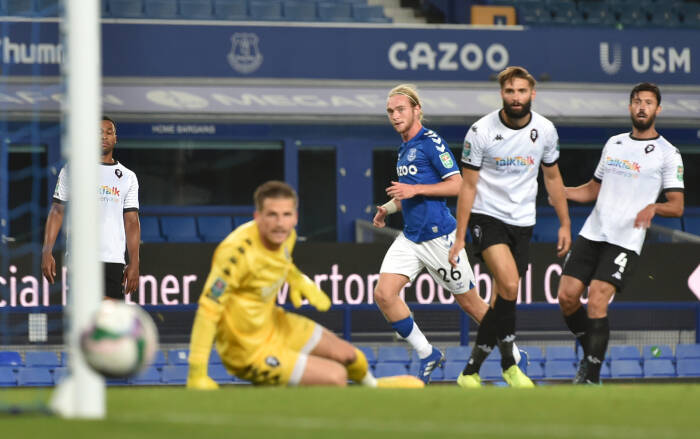 Tom Davies dari Everton melewatkan kesempatan untuk mencetak gol (REUTERS/PETER POWELL) Tom Davies dari Everton melewatkan kesempatan untuk mencetak gol