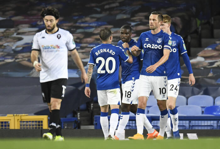 Pemain Everton Gylfi Sigurdsson merayakan mencetak gol kedua mereka dengan rekan satu tim (REUTERS/PETER POWELL) Pemain Everton Gylfi Sigurdsson merayakan mencetak gol kedua mereka dengan rekan satu tim