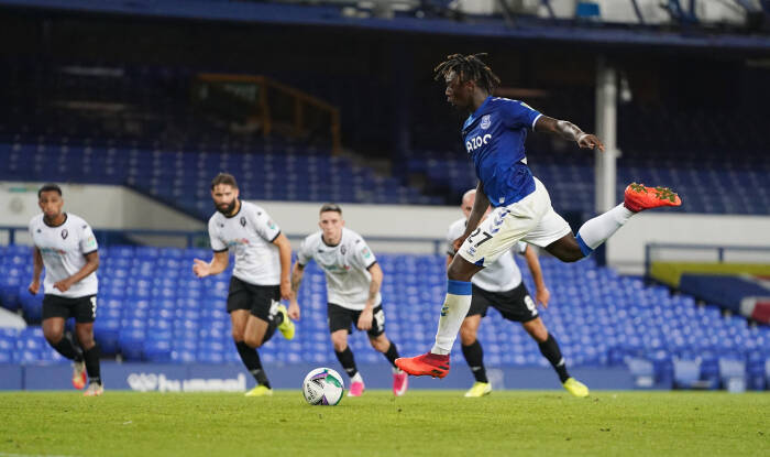 Moise Kean dari Everton mencetak gol ketiga mereka dari titik penalti (REUTERS/JON SUPER) Moise Kean dari Everton mencetak gol ketiga mereka dari titik penalti