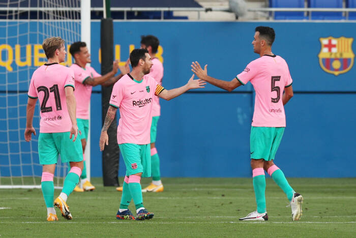 Pemain Barcelona Lionel Messi merayakan dengan Sergio Busquets setelah Philippe Coutinho mencetak gol pertama mereka (REUTERS/Albert Gea) Pemain Barcelona Lionel Messi merayakan dengan Sergio Busquets setelah Philippe Coutinho mencetak gol pertama mereka