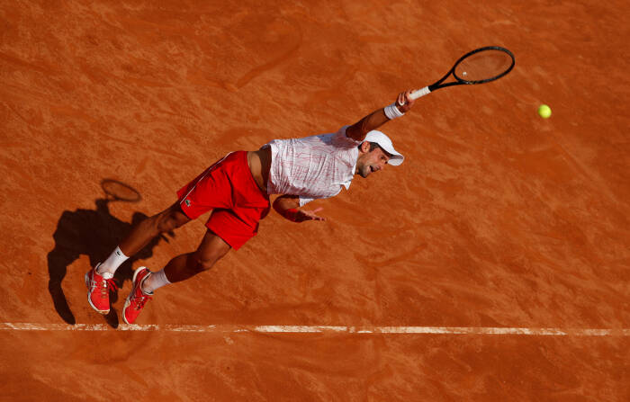 REUTERS/Clive Brunskill Novak Djokovic dari Serbia beraksi selama pertandingan putaran kedua melawan petenis Italia Salvatore Caruso