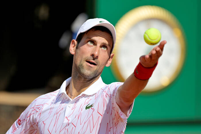 REUTERS/Riccardo Antimiani Novak Djokovic dari Serbia beraksi selama pertandingan putaran kedua melawan petenis Italia Salvatore Caruso
