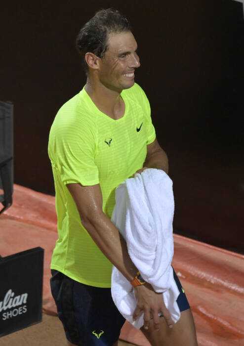 REUTERS/Riccardo Antimiani Pembalap Spanyol Rafael Nadal merayakan kemenangannya pada putaran kedua melawan petenis Spanyol Pablo Carreno-Busta