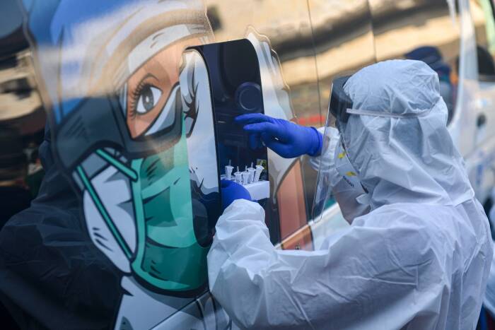 Seorang tenaga kesehatan yang mengenakan alat pelindung diri lengkap memberikan sample tes usap (swab test) milik warga ke dalam mobil tes polymerase chain reaction (PCR) atau Mobile Combat COVID-19 (ANTARA FOTO/M Risyal Hidayat) Seorang tenaga kesehatan yang mengenakan alat pelindung diri lengkap memberikan sample tes usap (swab test) milik warga ke dalam mobil tes polymerase chain reaction (PCR) atau Mobile Combat COVID-19