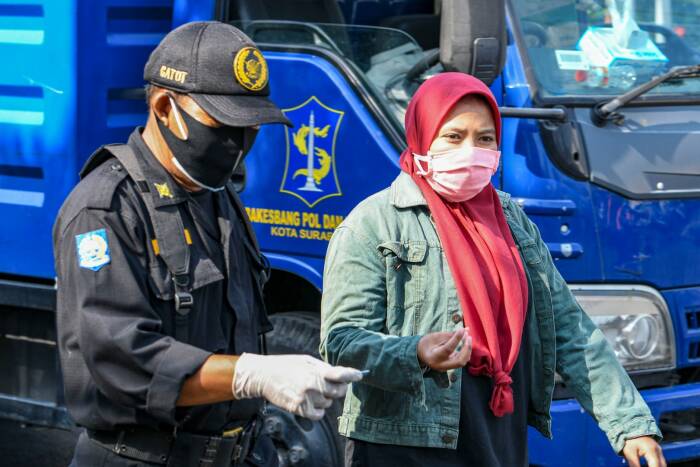 Petugas Perlinudngan Masyarakat (Linmas) mengarahkan warga untuk mengikuti tes usap (swab test) COVID-19 di kawasan Pasar Keputran (ANTARA FOTO/M Risyal Hidayat) Petugas Perlinudngan Masyarakat (Linmas) mengarahkan warga untuk mengikuti tes usap (swab test) COVID-19 di kawasan Pasar Keputran