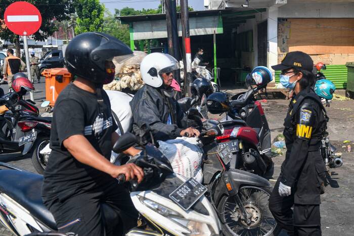 Petugas Perlindungan Masyarakat (Linmas) mengarahkan pengendara sepeda motor untuk mengikuti tes usap (swab test) COVID-19 di kawasan Pasar Keputran (ANTARA FOTO/M Risyal Hidayat) Petugas Perlindungan Masyarakat (Linmas) mengarahkan pengendara sepeda motor untuk mengikuti tes usap (swab test) COVID-19 di kawasan Pasar Keputran