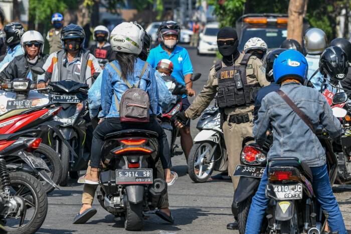 Petugas Satuan Polisi Pamong Praja (Satpol PP) mengarahkan pengendara sepeda motor untuk mengikuti tes usap (swab test) COVID-19 di kawasan Pasar Keputran (ANTARA FOTO/M Risyal Hidayat) Petugas Satuan Polisi Pamong Praja (Satpol PP) mengarahkan pengendara sepeda motor untuk mengikuti tes usap (swab test) COVID-19 di kawasan Pasar Keputran