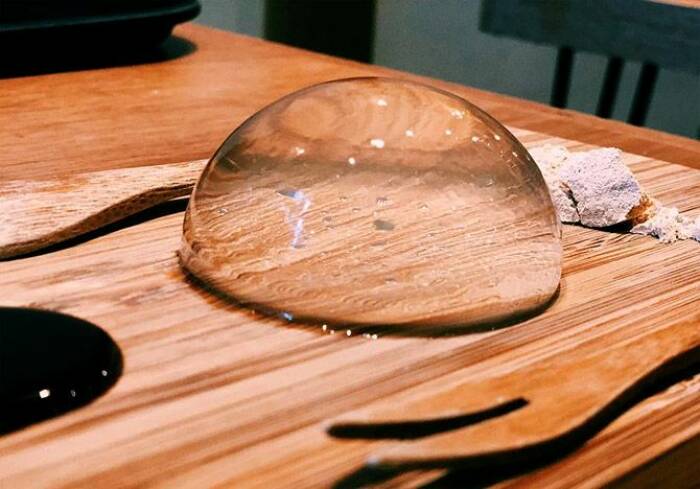 Mizu Shingen Mochi atau Raindrope Cake. (Instagram/@zlatevam) Mizu Shingen Mochi, Raindrope Cake atau kue tetesan air