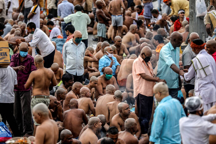 REUTERS/Francis Mascarenhas Para penyembah berdoa saat mereka berenang di danau untuk menghormati jiwa leluhur mereka yang telah meninggal pada hari keberuntungan di Mahalaya