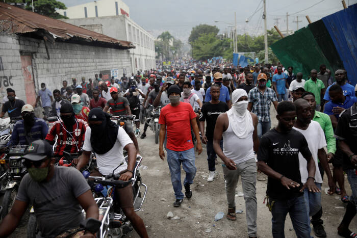 REUTERS/Andres Martinez Casares Para pengunjuk rasa berbaris selama protes yang diselenggarakan oleh "Fantom 509" di jalan-jalan Port-au-Prince, Haiti
