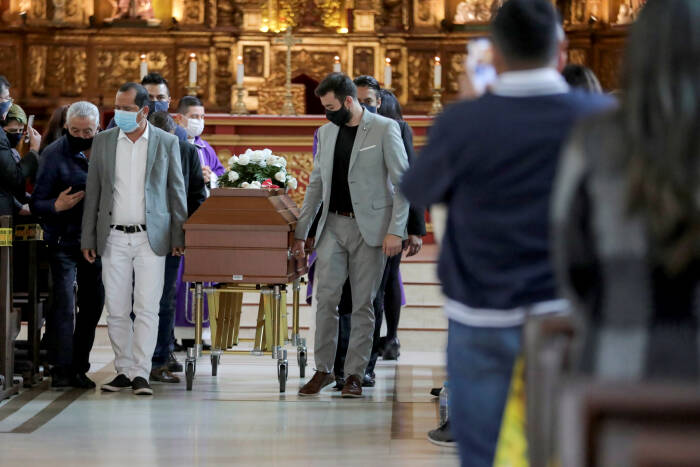 Kerabat dan teman Javier Ordonez (REUTERS/Luisa Gonzalez) Kerabat dan teman Javier Ordonez