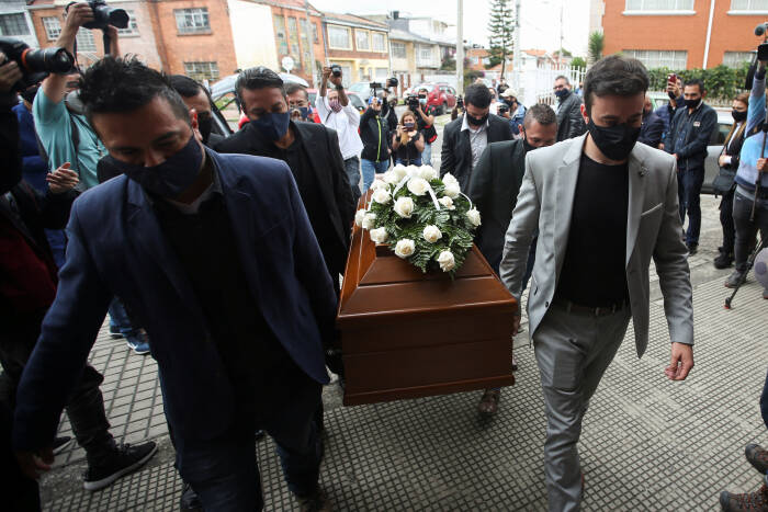 REUTERS/Luisa Gonzalez Kerabat dan teman Javier Ordonez