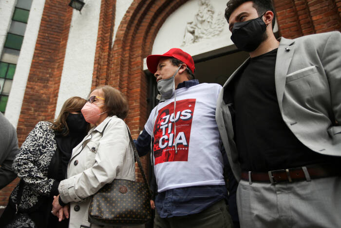 REUTERS/Luisa Gonzalez Kerabat dan teman Javier Ordonez