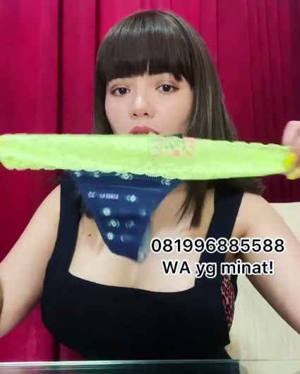 DJ Dinar Candy jual celana dalam. (Instagram/@dinar_candy) v