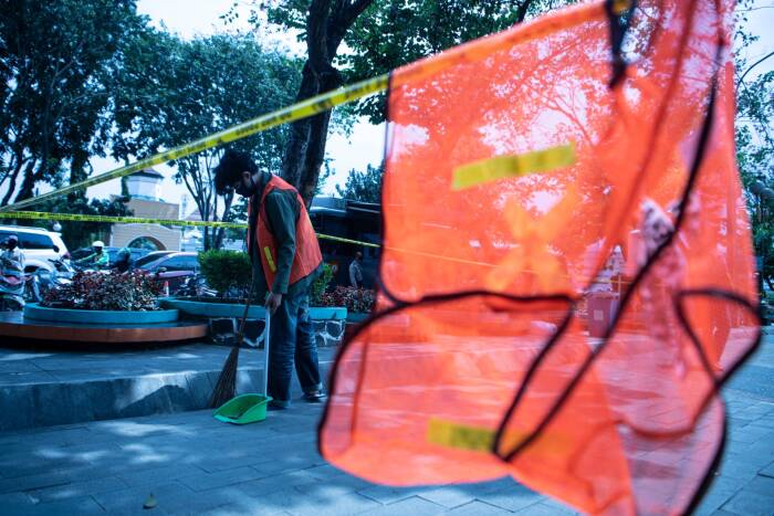 Warga pelanggar protokol kesehatan menyapu jalan (ANTARA FOTO/Nova Wahyudi) Warga pelanggar protokol kesehatan menyapu jalan