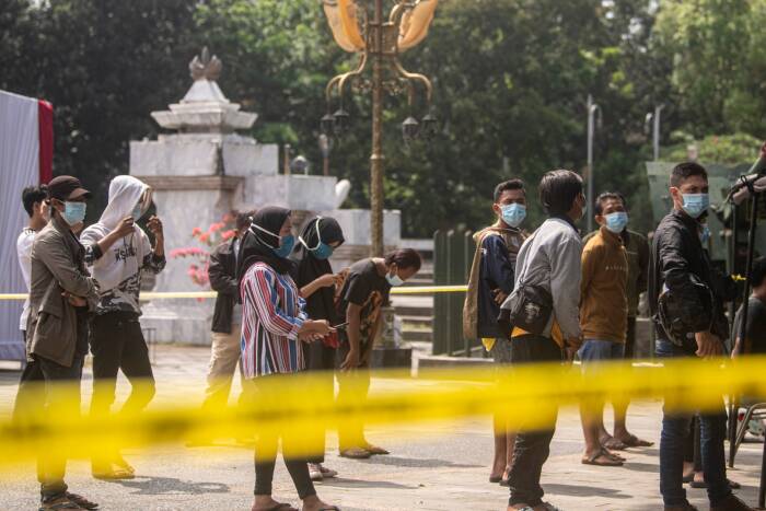 Sejumlah warga pelanggar protokol kesehatan antre untuk mengikuti sidang Operasi Yustisi (ANTARA FOTO/Nova Wahyudi) Sejumlah warga pelanggar protokol kesehatan antre untuk mengikuti sidang Operasi Yustisi