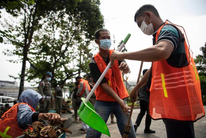 Warga pelanggar protokol kesehatan menyapu jalan (ANTARA FOTO/Nova Wahyudi) Warga pelanggar protokol kesehatan menyapu jalan