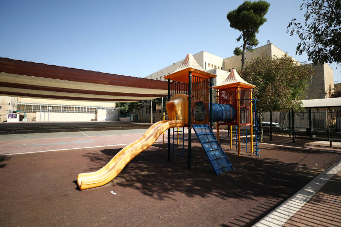 Taman bermain kosong terlihat di sekolah yang ditutup (REUTERS/Ammar Awad) Taman bermain kosong terlihat di sekolah yang ditutup