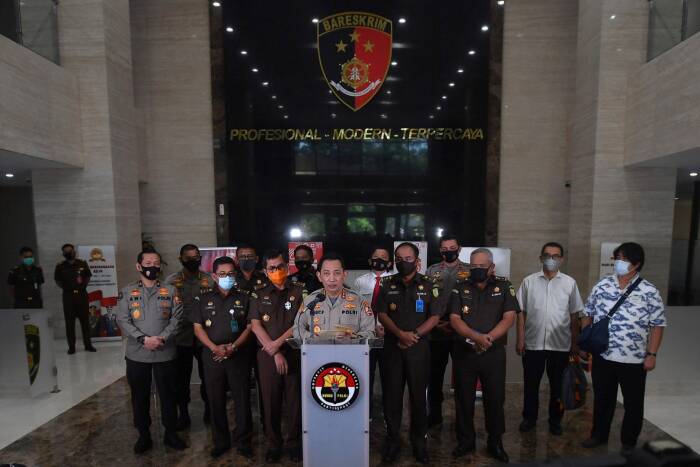 ANTARA FOTO/Sigid Kurniawan Kabareskrim Polri Komjen Pol Listyo Sigit Prabowo (keempat kiri) didampingi Jaksa Agung Muda Pidana Umum Kejaksaan Agung Fadil Zumhana (ketiga kiri) beserta jajaran menyampaikan hasil gelar perkara kebakaran Gedung Utama Kejaksaan Agung di Bareskrim Polri, Jakarta, Kamis (17/9/2020).