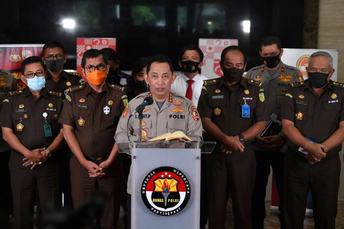 ANTARA FOTO/Sigid Kurniawan Kabareskrim Polri Komjen Pol Listyo Sigit Prabowo (tengah) didampingi Jaksa Agung Muda Pidana Umum Kejaksaan Agung Fadil Zumhana (kedua kiri) beserta jajaran menyampaikan hasil gelar perkara terkait kebakaran Gedung Utama Kejaksaan Agung di Bareskrim Polri, Jakarta, Kamis (17/9/2020).