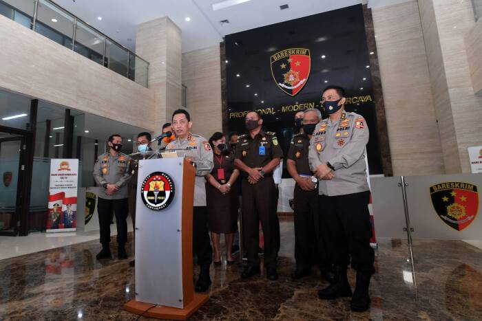 ANTARA FOTO/Sigid Kurniawan Kabareskrim Polri Komjen Pol Listyo Sigit Prabowo (ketiga kiri) beserta jajaran dari Kejaksaan Agung menyampaikan hasil gelar perkara kebakaran Gedung Utama Kejaksaan Agung di Bareskrim Polri, Jakarta, Kamis (17/9/2020)