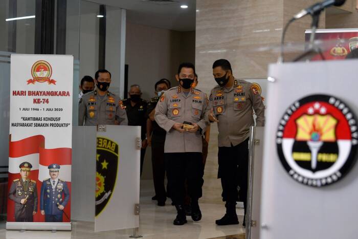 ANTARA FOTO/Sigid Kurniawan Kabareskrim Polri Komjen Pol Listyo Sigit Prabowo (kedua kanan) berbincang dengan Kadiv Humas Polri Irjen Pol Argo Yuwono (kanan) sebelum menyampaikan hasil gelar perkara kebakaran Gedung Utama Kejaksaan Agung di Bareskrim Polri, Jakarta, Kamis (17/9/2020).
