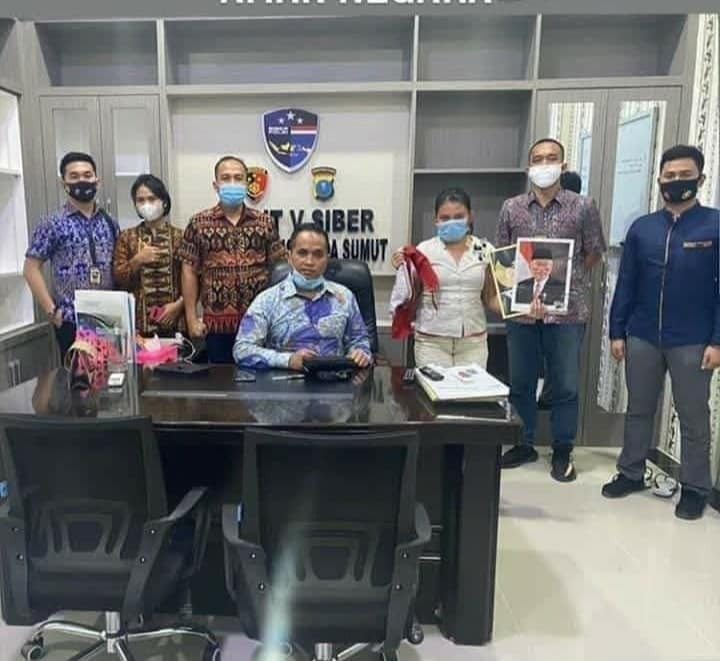 Pelaku siram bendera merah putih dengan darah haid dan injak foto wapres (Facebook/Yuni Rusmini) Pelaku siram bendera merah putih dengan darah haid dan injak foto wapres