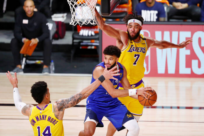 Guard Denver Nuggets, Jamal Murray (27) mencoba mengoper (REUTERS/Kim Klement) Guard Denver Nuggets, Jamal Murray (27) mencoba mengoper