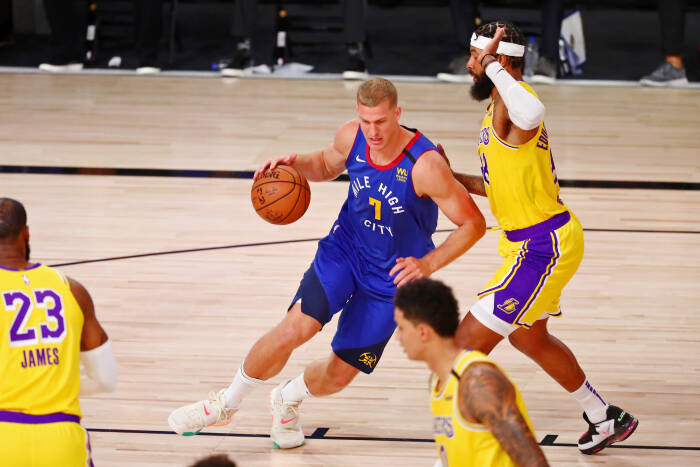 Penyerang Denver Nuggets, Mason Plumlee (7) melaju ke ring (REUTERS/Kim Klement) Penyerang Denver Nuggets, Mason Plumlee (7) melaju ke ring
