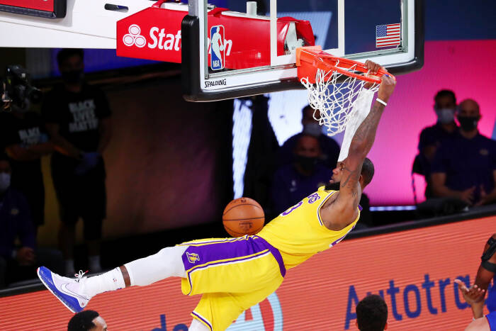 Penyerang Los Angeles Lakers, LeBron James (23) melakukan dunk (REUTERS/Kim Klement) Penyerang Los Angeles Lakers, LeBron James (23) melakukan dunk