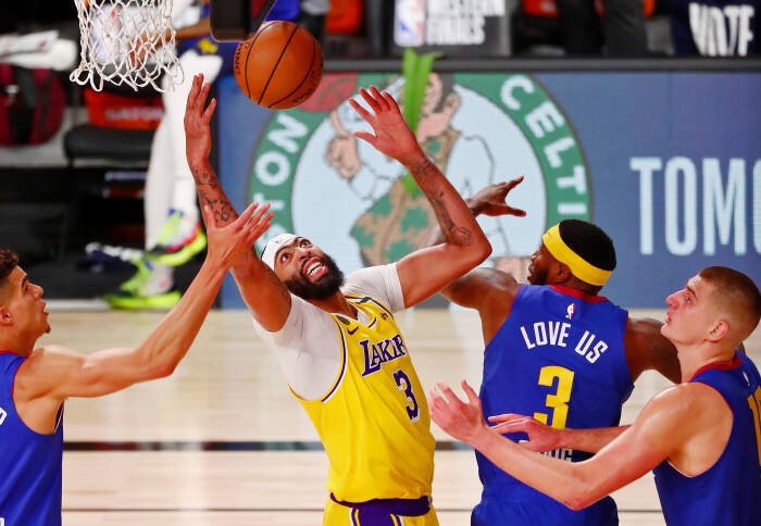 Penyerang Los Angeles Lakers Anthony Davis (3) melakukan rebound (REUTERS/Kim Klement) Penyerang Los Angeles Lakers Anthony Davis (3) melakukan rebound