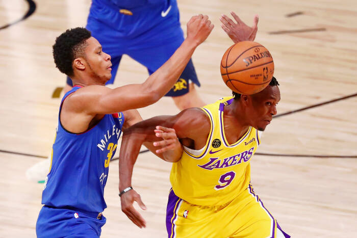 Guard Los Angeles Lakers Rajon Rondo (9) melanggar guard Denver Nuggets PJ Dozier (35). REUTERS/Kim Klement Guard Los Angeles Lakers Rajon Rondo (9) melanggar guard Denver Nuggets PJ Dozier (35)