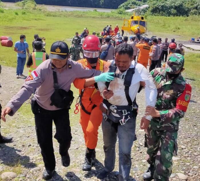 Proses evakuasi kru helikopter PK USS milik PT. Nasional Ultility Helicopter (NUH) yang hilang di Papua. (Humas Polda Papua) Dramatis, Begini Proses Evakuasi Kru Heli yang Hilang di Papua Pakai Tali