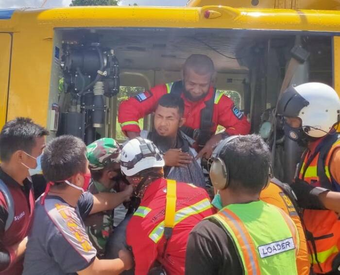 Proses evakuasi kru helikopter PK USS milik PT. Nasional Ultility Helicopter (NUH) yang hilang di Papua. (Humas Polda Papua) Dramatis, Begini Proses Evakuasi Kru Heli yang Hilang di Papua Pakai Tali