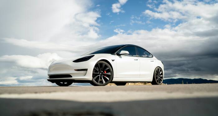 Mobil Tesla Model S dengan teknologi Autopilot (Ilustrasi/Unsplash/Colton Kresser) Mobil Tesla Model S dengan teknologi Autopilot