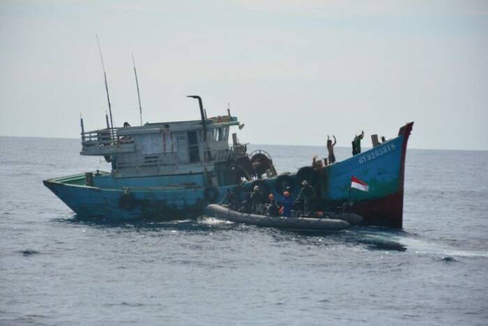 Kapal Vietnam menangkap ikan secara ilegal di perairan laut Natuna Utara. (Foto: Dispen Koarmada I) Ist