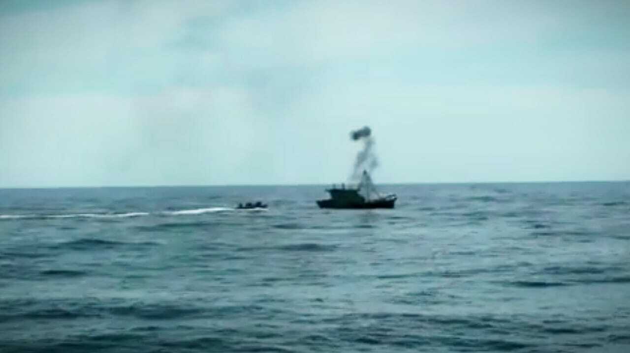 Kapal Vietnam menangkap ikan secara ilegal di perairan laut Natuna Utara. (Foto: Dispen Koarmada I) Ist