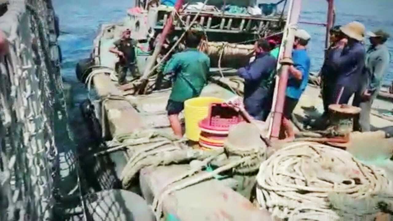 Kapal Vietnam menangkap ikan secara ilegal di perairan laut Natuna Utara. (Foto: Dispen Koarmada I) Ist