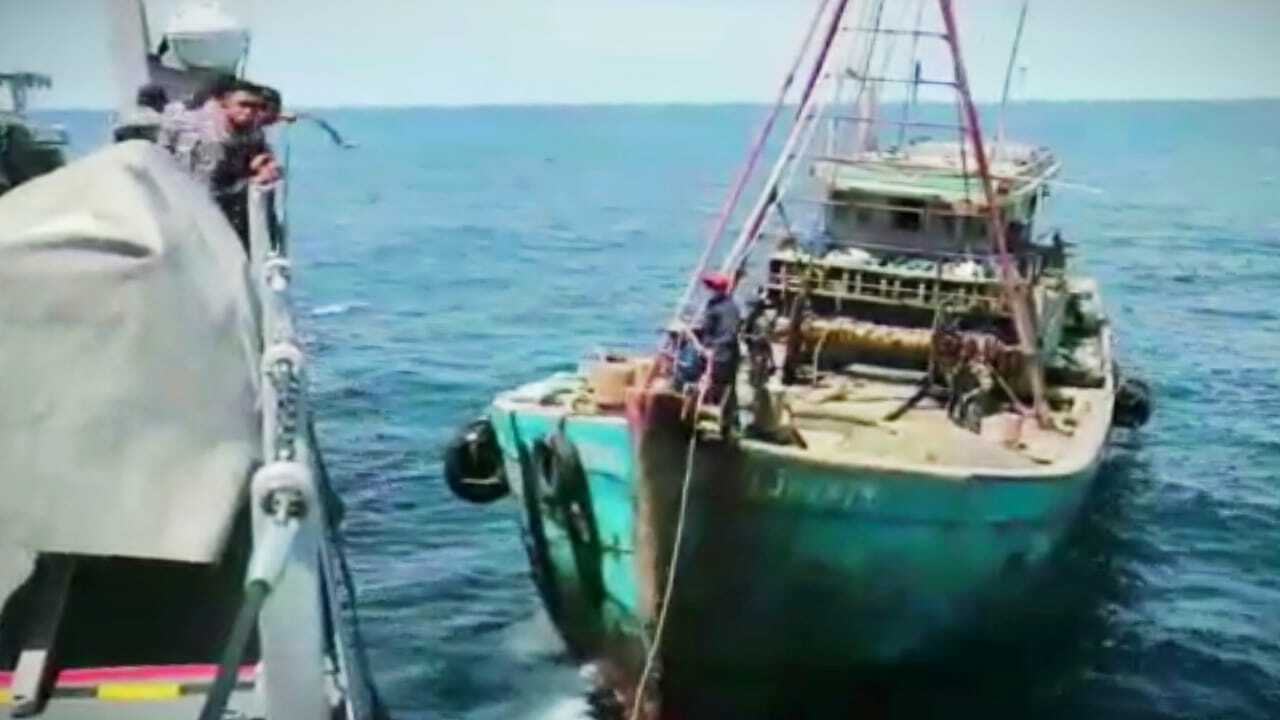Kapal Vietnam menangkap ikan secara ilegal di perairan laut Natuna Utara. (Foto: Dispen Koarmada I) Ist