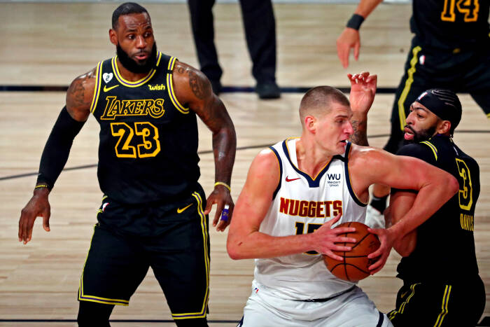Center Denver Nuggets Nikola Jokic (15) melaju ke ring (REUTERS/Kim Klement) Center Denver Nuggets Nikola Jokic (15) melaju ke ring