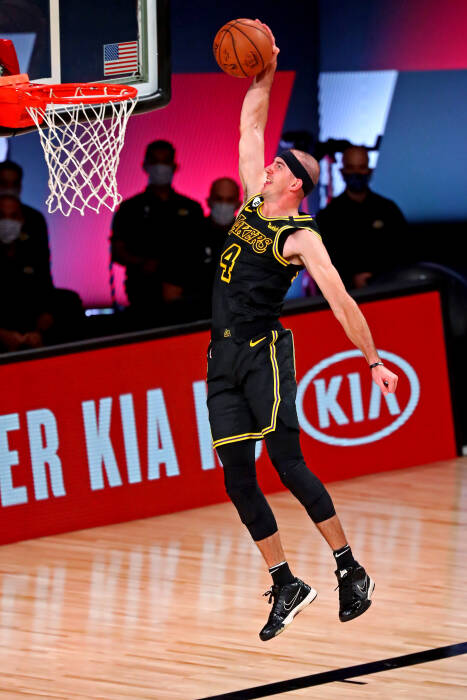 Guard Los Angeles Lakers Alex Caruso (4) melakukan dunks (REUTERS/Kim Klement) Guard Los Angeles Lakers Alex Caruso (4) melakukan dunks