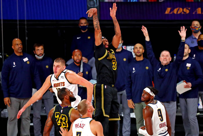 Penyerang Los Angeles Lakers Anthony Davis (3) membuat tembakan kemenangan (REUTERS/Kim Klement) Penyerang Los Angeles Lakers Anthony Davis (3) membuat tembakan kemenangan