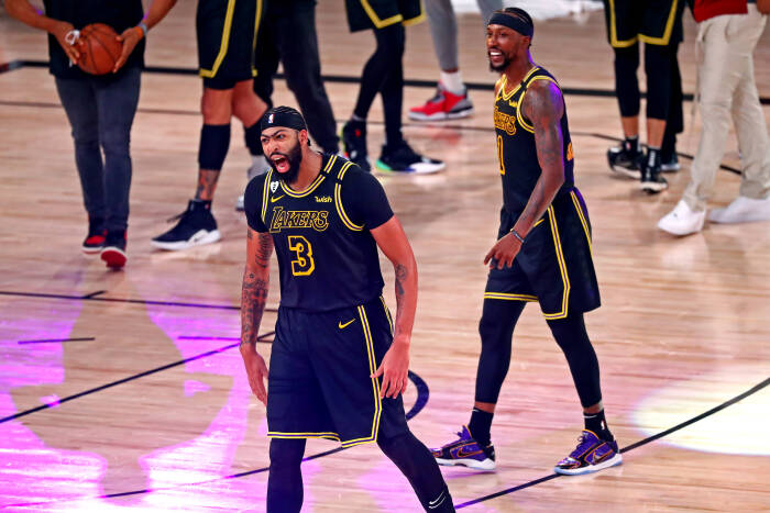 Penyerang Los Angeles Lakers Anthony Davis (3) bereaksi setelah membuat tembakan kemenangan (REUTERS/Kim Klement) Penyerang Los Angeles Lakers Anthony Davis (3) bereaksi setelah membuat tembakan kemenangan