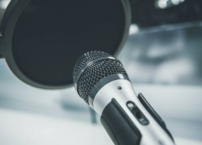 Ilustrasi voice marketing (Unsplash/@neonbrand) jenis tren digital marketing terbaru di Indonesia voice marketing