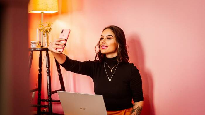 Ilustrasi influencer (Unsplash/@matfelipe) jenis tren pemasaran digital di Indonesia influencer marketing